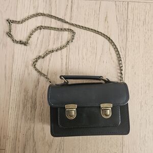 Beara Beara Black Crossbody Bag with Chain Strap Vintage Like Retro Chic